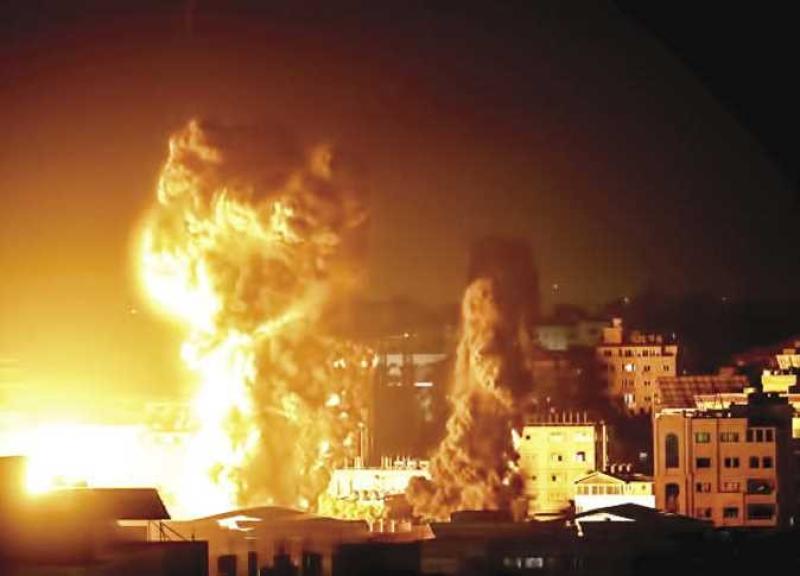 «5 قتلى وخسائر مادية فادحة».. إسرائيل تقصف مطار دمشق