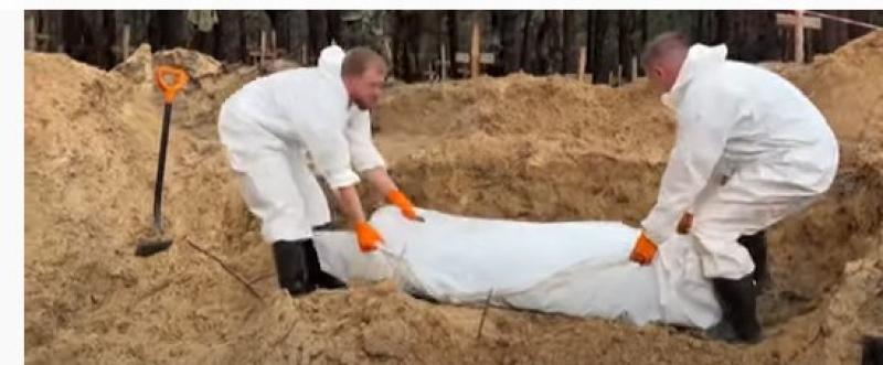 شاهد.. فيديو قاس لأطباء شرعيين يفتحون قبورًا جماعية لجنود أوكرانيين