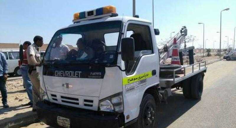 أوناش المرور تزيل أثار حادث انقلاب ميكروباص بالمنيا