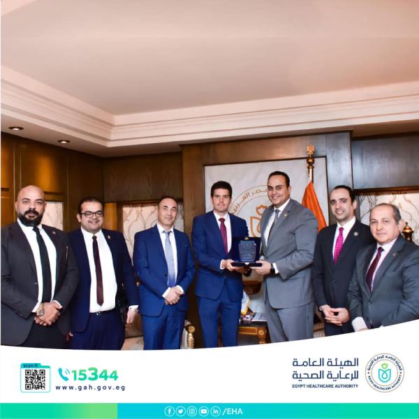 رئيس هيئة الرعاية الصحية خلال اللقاء 