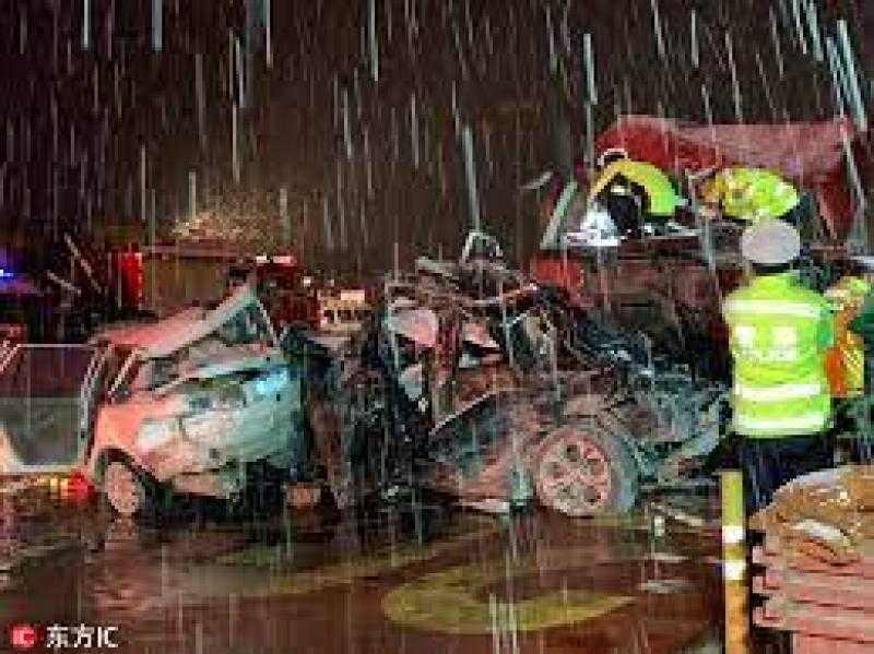 مصرع 27 شخصًا وإصابة 20 آخرين في انقلاب مروع لحافلة بالصين