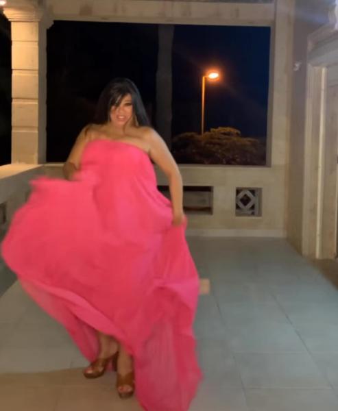 وصلة رقص لـ فيفي عبده تشعل السوشيال ميديا