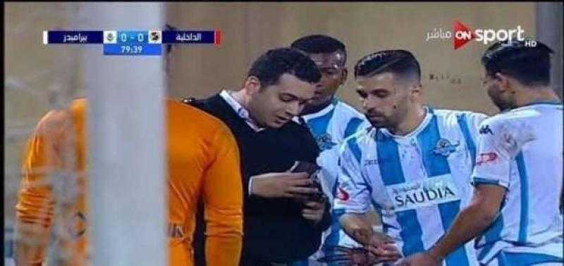 «بتعمل إيه في الملعب يا باشا؟».. سر اقتحام ضابط مباراة بيراميدز بالدوري