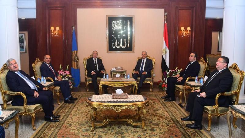 جانب من تقديم العزاء