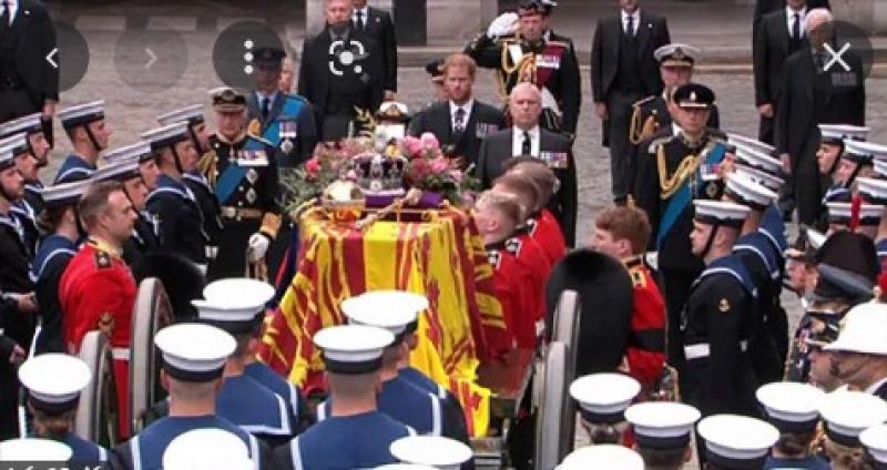 142 بحاراً يسحبون عربة نعش الملكة إليزابيث الثانية.. فيديو
