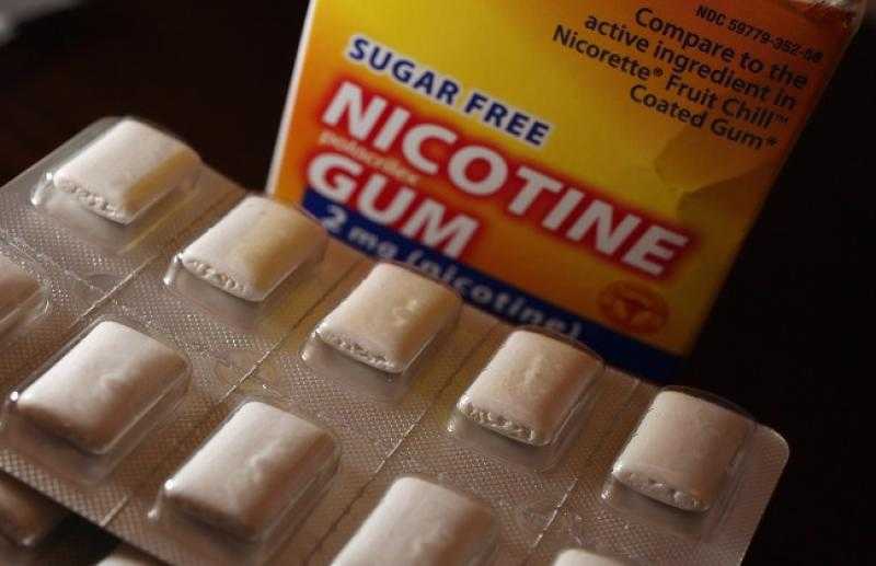 يصيب بجلطات دماغية وشلل للجهاز التنفسي.. مخاطر تناول لبان النيكوتين «فيديو»