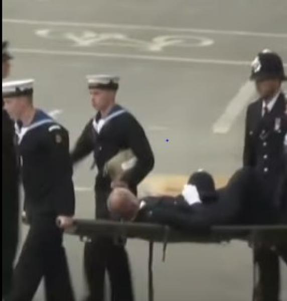 إغماء جندي يحمل نعش الملكة إليزابيث خلال الجنازة «فيديو»