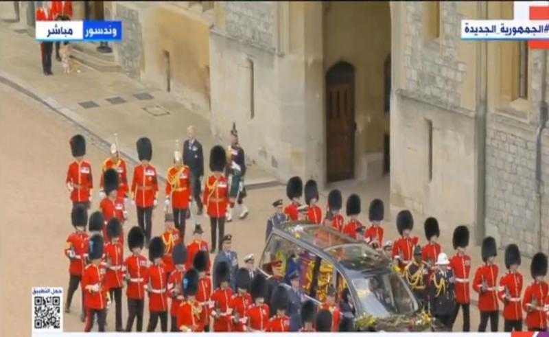 بث مباشر.. لحظة وصول نعش الملكة إليزابيث إلى قلعة وندسور