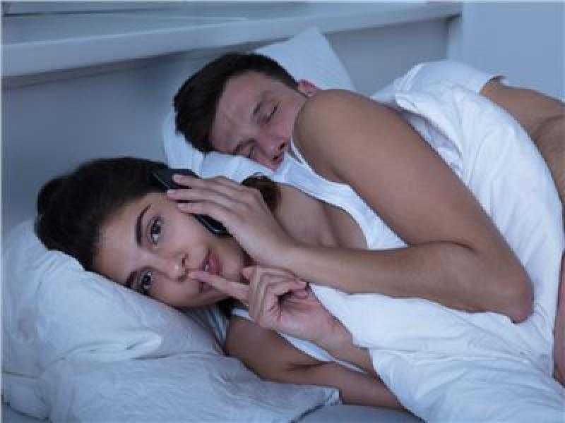 كان بيجي لماما الشقة بعد بابا ما ينزل.. ابن يكشف خيانة والدته بالقليوبية