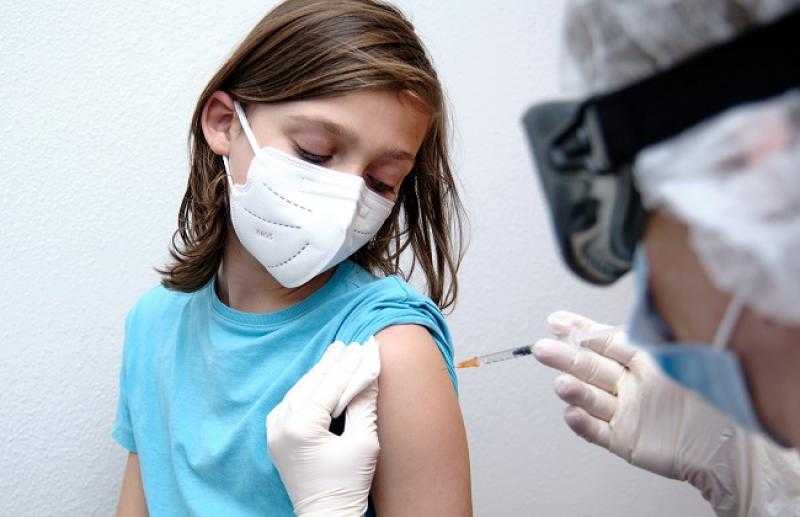 هل يمكن أن يحصل الطفل على جرعتي لقاح الإنفلونزا وكورونا في نفس اليوم؟.. «فيديو»
