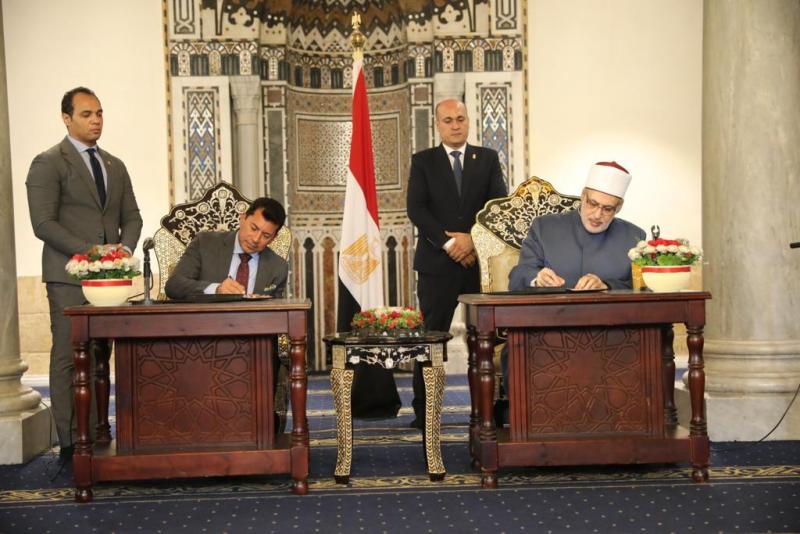 وكيل الأزهر ووظير الشباب والرياضة خلال توقيع البرتوكول