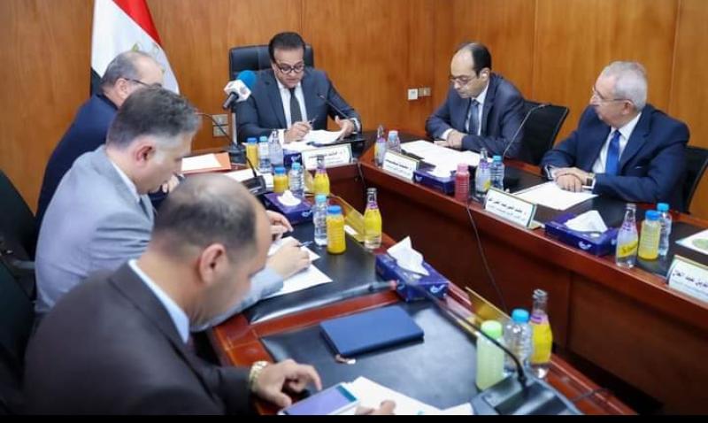 وزير الصحة خلال الاجتماع 