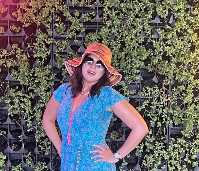 «منديل دموي».. منى فاروق تنشر صورة صادمة