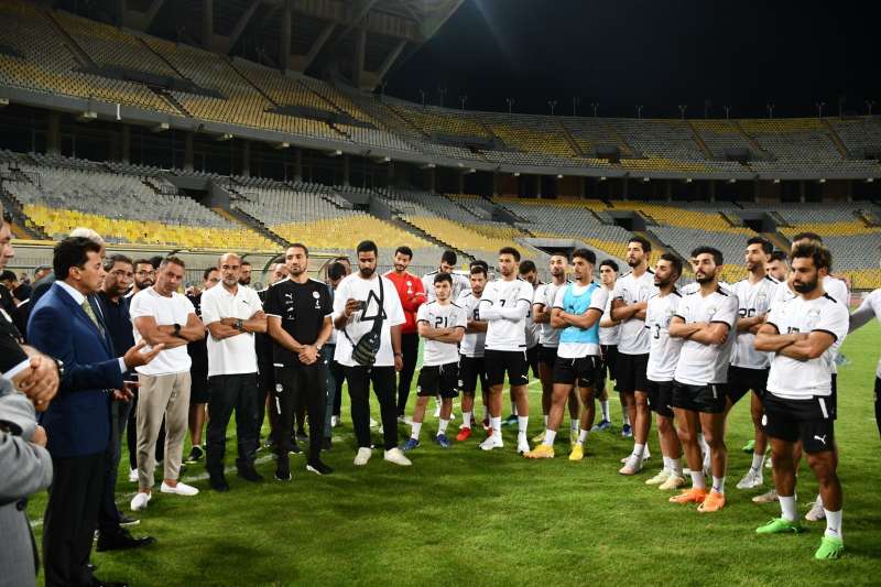 وزير الشباب والرياضة يلتقي لاعبي منتخب مصر الأول لكرة القدم