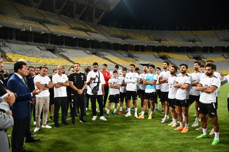 وزير الشباب والرياضة يلتقي لاعبي منتخب مصر الأول لكرة القدم