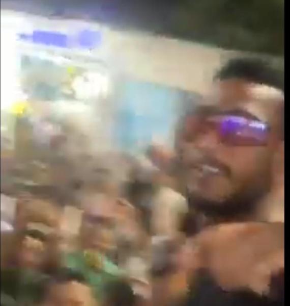 وسط حالات إغماء.. مئات المعجبين يحاوطون محمد رمضان عقب وصوله إلى الإسكندرية