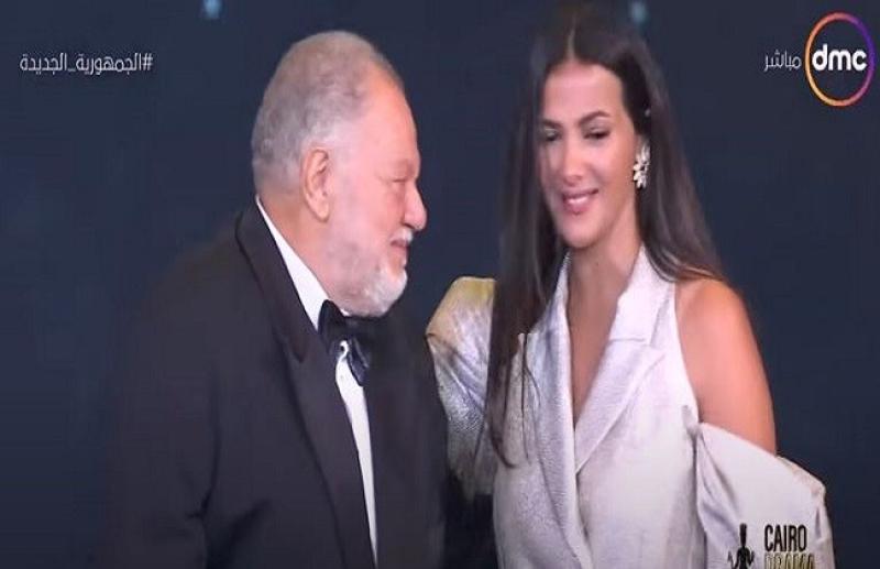 شاهد.. رد فعل دنيا سمير غانم بعد تسلمها جائزة الإبداع لوالديها الراحلين «فيديو»