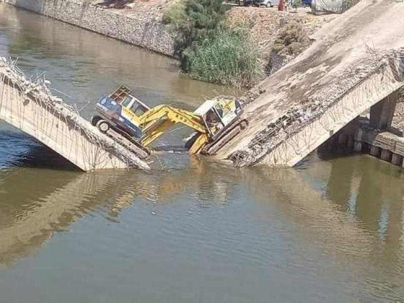 انهيار كوبرى بالمعدات على العمال أثناء هدمه بالبحيرة