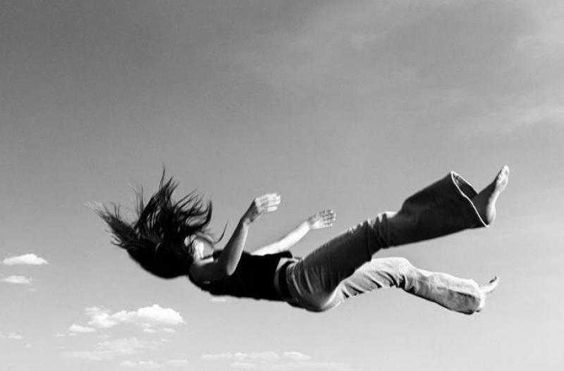 ”الجيران شافوها”.. سيدة تقفز من الطابق الثاني خوفا من الفضيحة