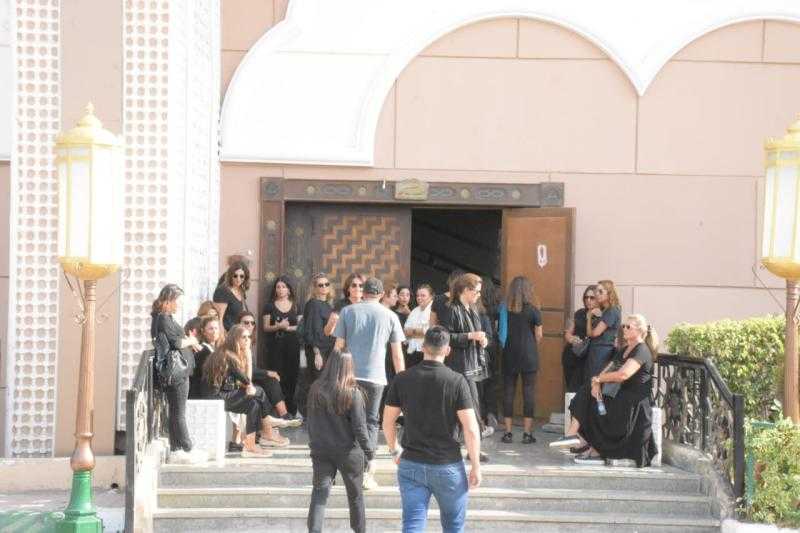 الحزن يخيم على نجوم الفن في جنازة هشام سليم «صور»