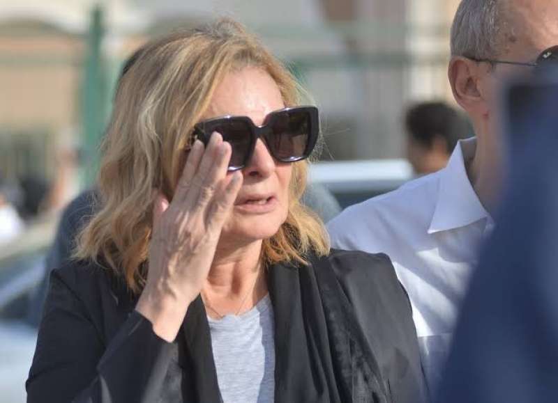 انهيار يسرا بعد دفن جثمان هشام سليم 