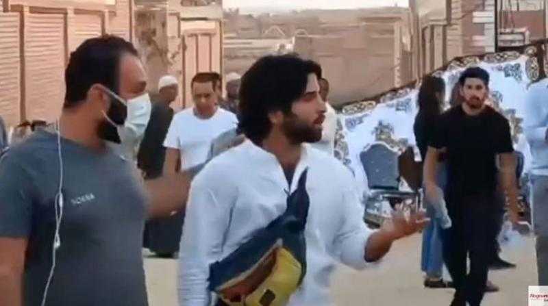تصرف غريب من نجل هشام سليم مع أقاربه والصحفيين خلال جنازة والده «فيديو»