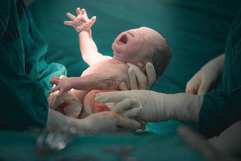 «لو قربتي تولدي».. أخصائية تخاطب تحذر من هذه العلامات على الطفل بعد الولادة