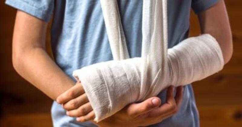 شاهد.. الروس يهربون من التجنيد بكسر أيديهم