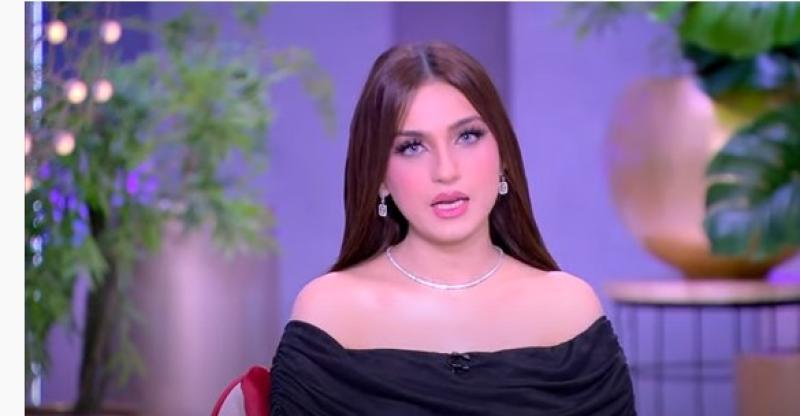 ياسمين عز لفتاة فستان الزفاف: «اللي عملتيه مش صح».. فيديو