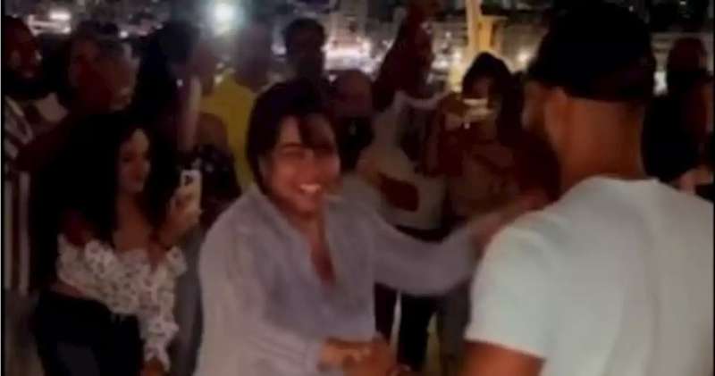 شيرين عبدالوهاب ترقص مع شاب 