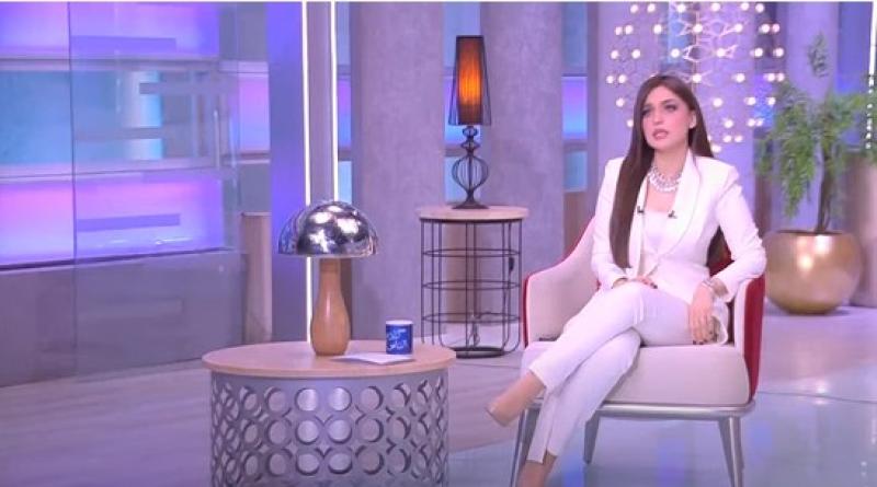 ياسمين عز للزوجات: كل ست تبوس إيد جوزها «فيديو»