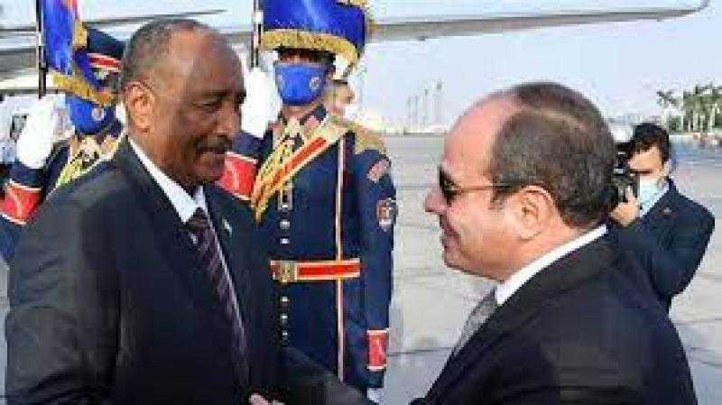 الرئيس السيسي يودع رئيس مجلس السيادة الانتقالي السوداني