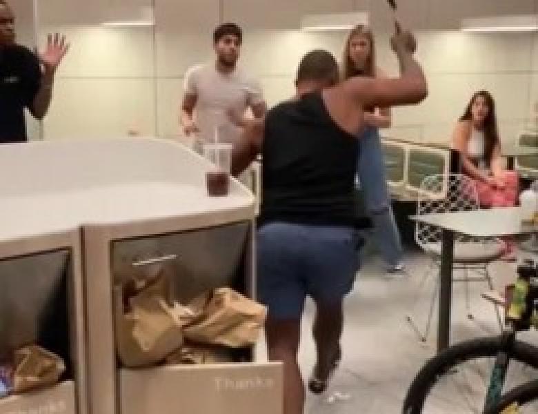 على الطريقة المصرية.. شاهد ما فعله شاب بفتاة رفضت الحديث معه بنيويورك