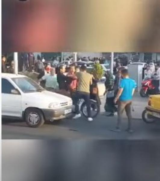 علقة ساخنة لشرطي إيراني صفع امرأة بالشارع.. فيديو