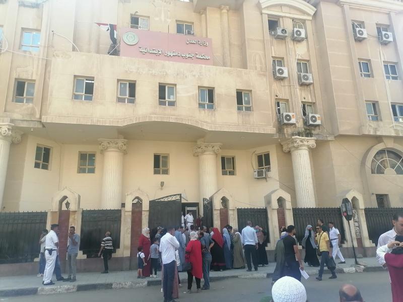 تشديد أمنى وزحام فى أولى جلسات محاكمة رئيس جامعة دمنهور