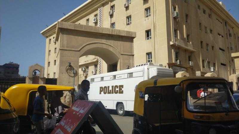 وسط حراسة مشددة.. وصول رئيس جامعة دمنهور لبدء محاكمته في الرشوة