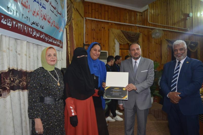 نائب رئيس «جامعة الأزهر» يشهد حفل تخرج أوائل كلية التجارة بنات