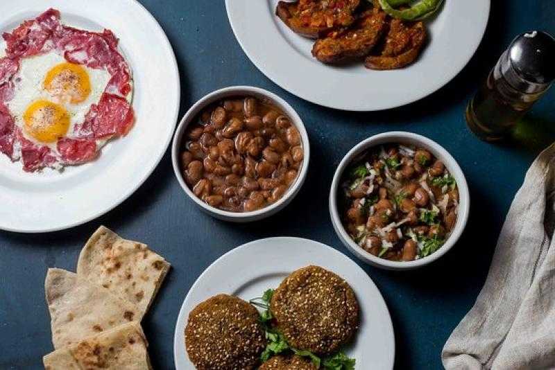 «مطلعش مفيد».. احترس من تناول الفول والطعمية يوميًا