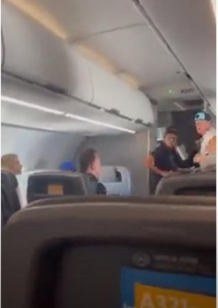 شاهد ما فعله راكب بمضيف طيران