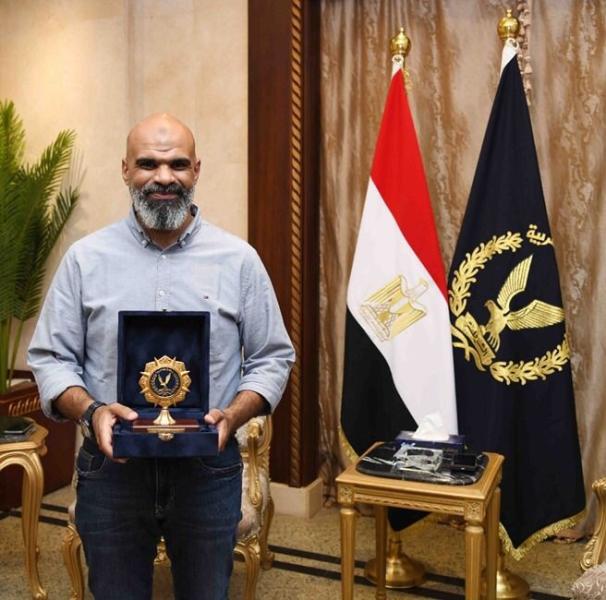 الداخلية تكرم مواطنا ساعد الشرطة في القبض على قائد سيارة حال سيره برعونة