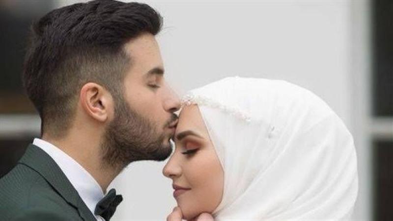 ما حكم تقبيل الرجل لزوجته أمام الناس؟.. «الإفتاء» تكشف مفاجأة