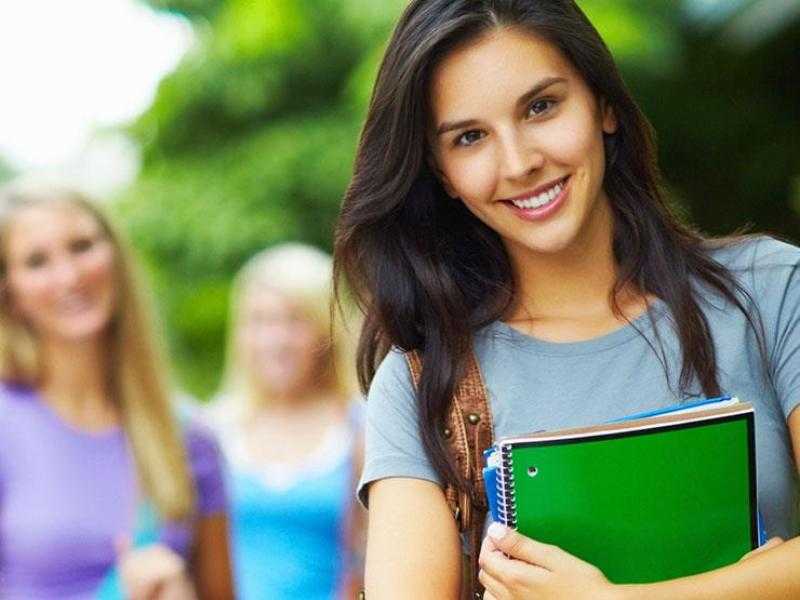 «تجنبي مظهر خلف الدهشوري».. تعرفي على إتيكيت ملابس الجامعة