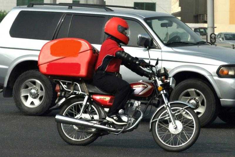 حجز 12 عاملًا للتوصيل «دليفري» بعد مشاجرة عنيفة بالنزهة