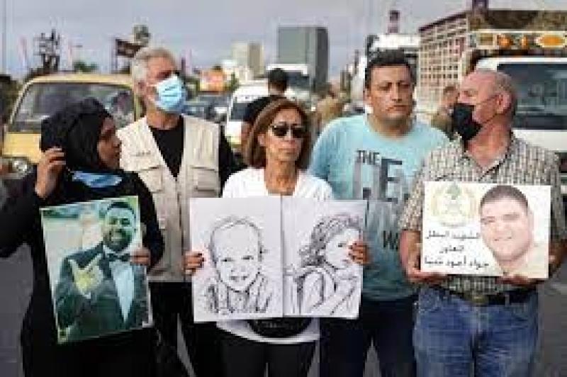 أهالي ضحايا انفجار مرفأ بيروت يتظاهرون أمام مدخل قصر العدل