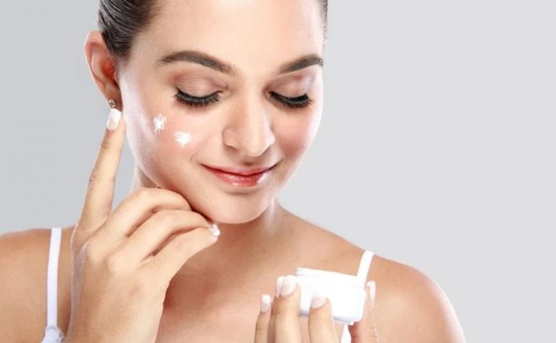 هل تحتوي كريمات التفتيح على سموم؟.. أخصائي يرد بمفاجأة «فيديو»