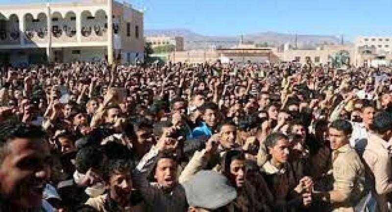مليشيا الحوثي  تستبدل عددا من معلمي المدراس الحكومية بموالين له