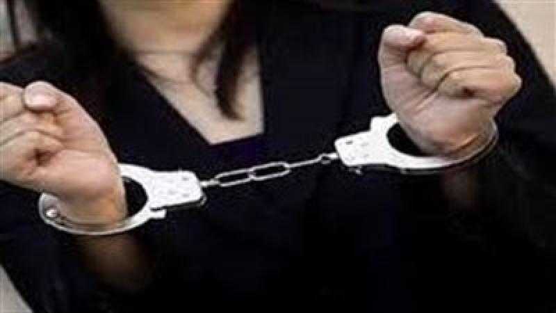 القبض على عصابة تقودها سيدة بالمنيا انتحلوا صفة موظفي خدمة عملاء