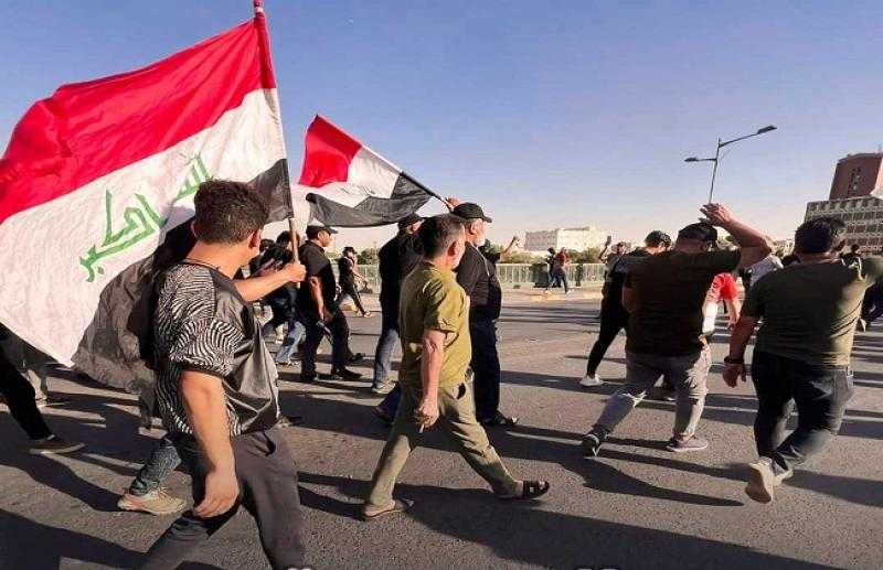 توافد المتظاهرين إلى جسر الجمهورية وسط بغداد قبل جلسة البرلمان