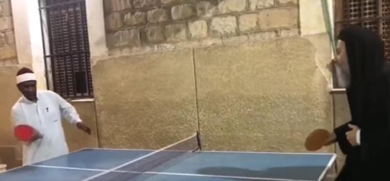 نجيب ساويرس يتفاعل مع فيديو لقسيس وشيخ يلعبان تنس الطاولة.. ماذا قال؟