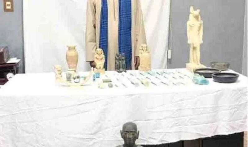 شرطة السياحة تضبط شخص بحوزته 47 قطعة أثرية بالمنيا